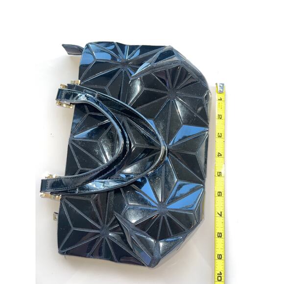 Medium Size Geometric Design Black - Picture 16 of 16